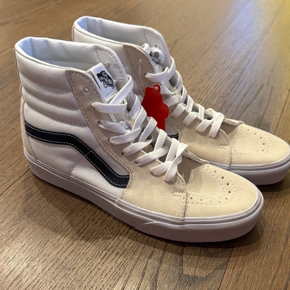 Vans S8 hi top size 7.5 men’s, 9 women’s navy blue stripe NWT